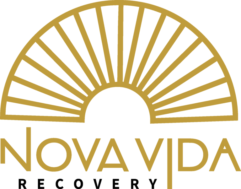 Logo Nova Vida Recovery. Een zon met gouden stralen, die hoop op nieuw leven uitdrukt met behulp van de verslavingszorg