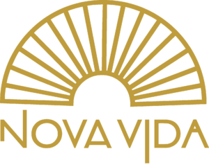 Logo Nova Vida Recovery. Een zon met gouden stralen, die hoop op nieuw leven uitdrukt met behulp van de verslavingszorg