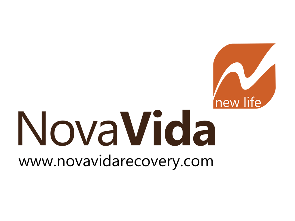 Logo Nova Vida Portugal in zwarte letters. New life staat gedrukt in een oranje box rechts boven, als hoop op nieuw leven na herstel bij verslaving.