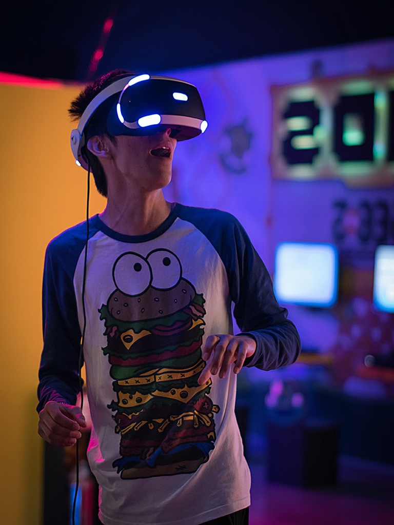 Jongeman enthousiast aan het gamen met virtual reality headset.