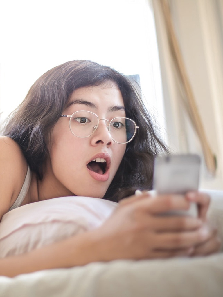 Tienermeisje is onder de indruk van aanstootgevende porno op haar mobiele telefoon.