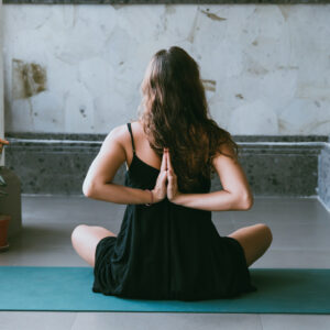 Vrouw doet yoga tijdens haar eerste nuchtere jaar.