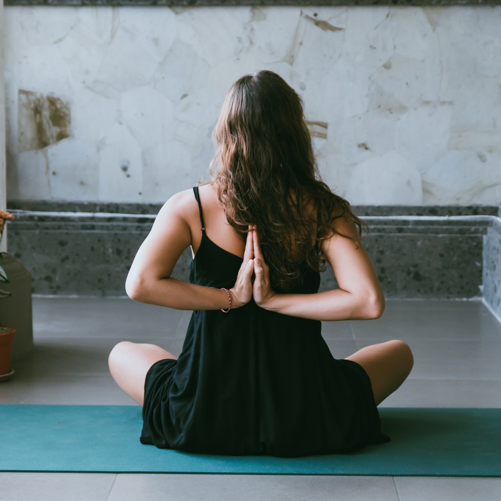 Vrouw doet yoga tijdens haar eerste nuchtere jaar.