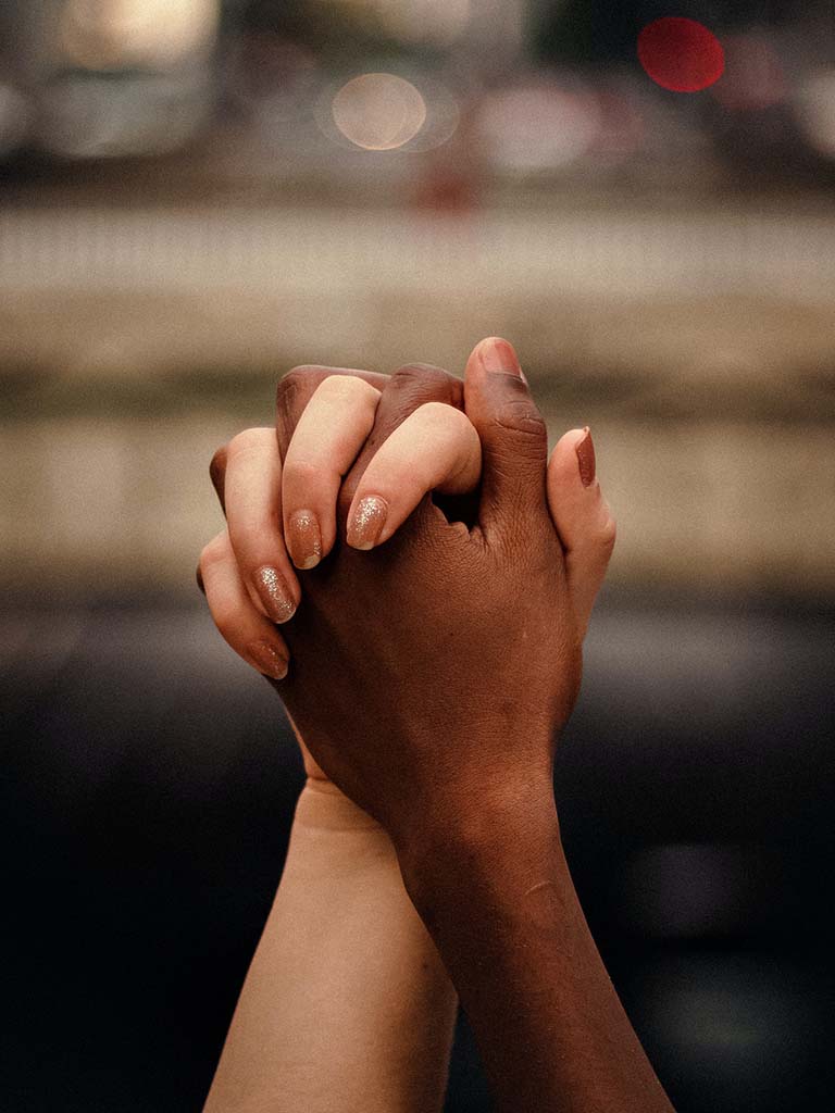 Sexverslaving en pornoverslaving hebben vaak te maken met een bindingsproblematiek of onderliggende trauma's. Twee handen houden elkaar vast als symbool voor verbinding.