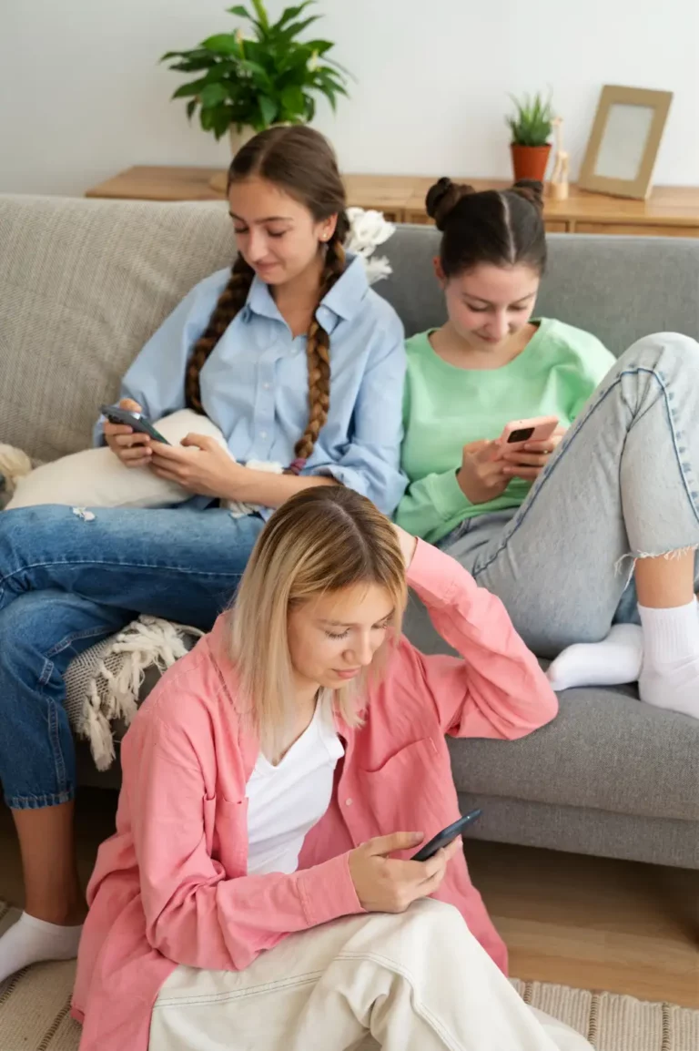 Drie jongeren met mogelijke gsm verslaving zijn elk afzonderlijk bezig op hun smartphone.