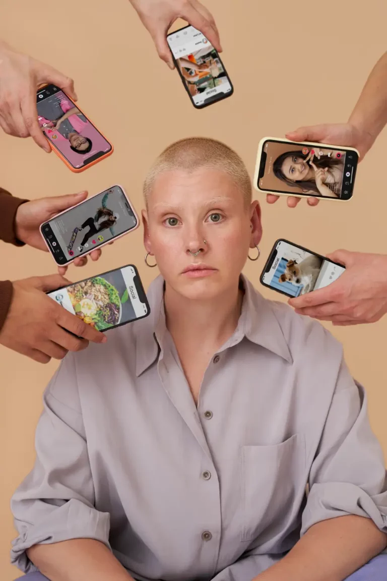 Meisje met sociale media verslaving wordt omringd door zes smartphones met verschillende sociale media.